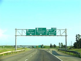 Просто дорожный указатель. Очень уж забавное название местечка справа...