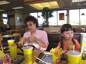 Это мы остановились в кафе быстрой пищи в пригороде Эдмонтона