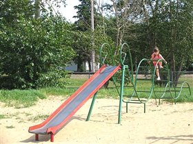 Рядом с утками были детские площадки. Мария, конечно, сразу же опробовала их...