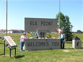 Elk Point. Ещё одна табличка с названием города и Добро Пожаловать.