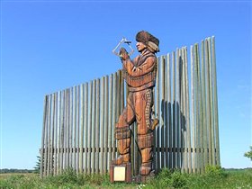 Elk Point. Деревянная фигура Питера Фидлера