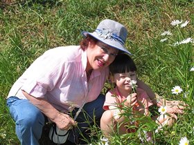 Elk Point. Мария с бабушкой в ромашках