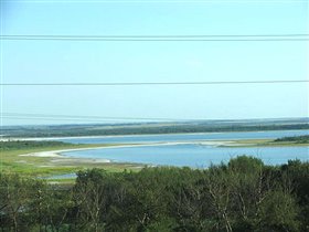 Дорога на восток. Как-то необычно выглядело это мини-озеро...