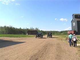 Украинская деревня. Мы пошли дальше, а машинка поехала своей дорогой...