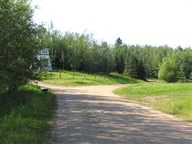 Украинская деревня. Идем дальше, слева за углом очередное строение...