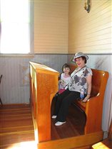 Украинская деревня. В церкви. Мама присела на лавочку для певцов