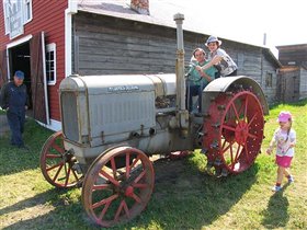 Украинская деревня. А как вам такой трактор? Думаю никто бы не отказался от удовольствия порулить такой, правда?
