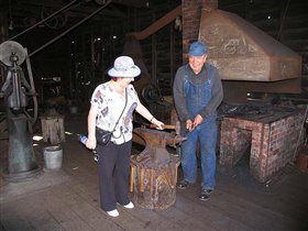 Украинская деревня. Настоящая кузница. Мамочка даже решила немного попробовать свои силы.