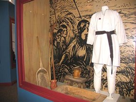 Украинская деревня. Музей. Мимо костюма я никак не могла пройти...