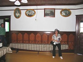 Украинская деревня. Мама с удовольствием присела на лавку.