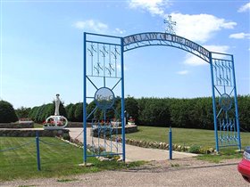Vegreville. Памятник Леди - покровительнице всех, кто в пути