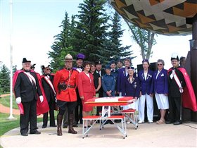 Vegreville. Вся комания с удовольствием сфотографировалась.