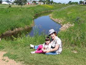 Vegreville. Пейзаж с бабушкой и внучкой