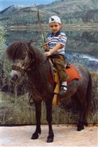 Традиционное фото в нашей семье: в зоопарке на пони