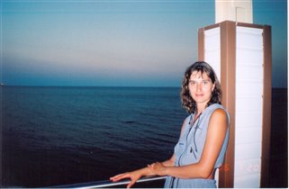 на фоне моря