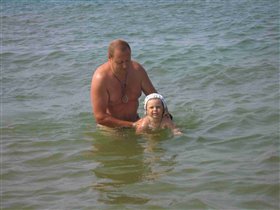 Папа учит Ульянку плавать