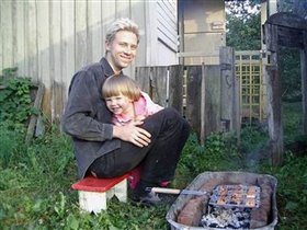 Димка и Данка жарят барбекю в старом корыте