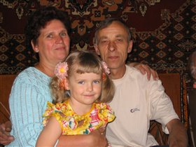 моя мама, дядя Коля и внучка Валя (моя дочка) :)