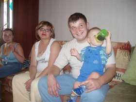 Дикая мамка, мама Егорки, папа Егорки и сам Егорка с поильником :)))