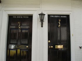 Дом с двумя парадными дверьми