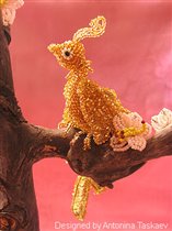 Золотая птица - на дереве.