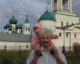 С папой у стен Авраамиевского монастыря в Ростове Великом. После ДР прошли сутки