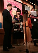 Александр Свиридов получает призы от спонсоров