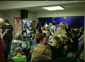 В холле было не протолкнуться