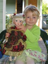 Люба с любимым своим подарком от меня - фарфоровой куклой. Правда, они чем-то похожи? ;)
