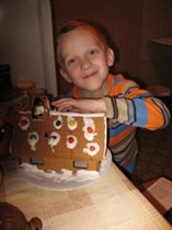 Мой сын Святослав начал поедание пряничного домика