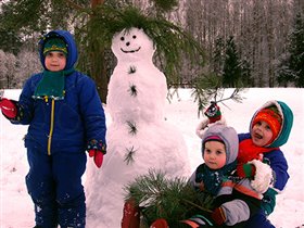 Аня, Яна, Тимофей. С нами - снеговик Андрей.