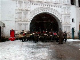 Военный оркестр на фоне Никольских ворот Горицкого собора 