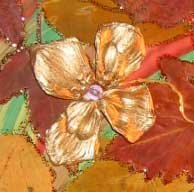 цветочек из чешуек кедровой шишки