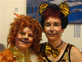 Мама-тигрица и дочка-белочка