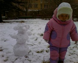 Ушастый снеговик - первый снег и первый снеговичок моей доченьки Лизы (1год 7 мес.)