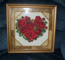 Красные розы - сердце из роз