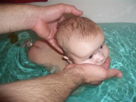 Женька плавает