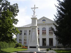 Парк с красивейшей липовой аллеей, замками, водоемами и скульптурами построен графом Плятерисом.