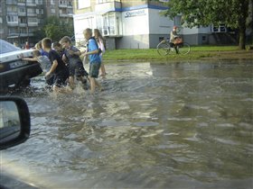 Маленькие помощники толкают заглохшую машину