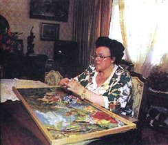 Людмила Зыкина вышивает