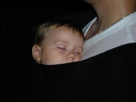 Сладко спится у папы на груди