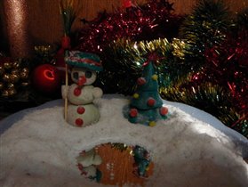 Снеговичок в сугробах у озера