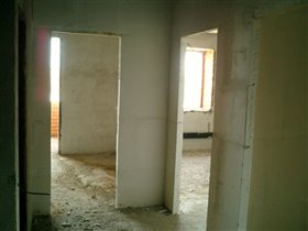 Вид из прихожей на кухню (слева) и комнату-1
