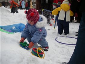 Санька вместо того, что бы накидывать колечки на лягушек, просто складывает их, так надежней 
