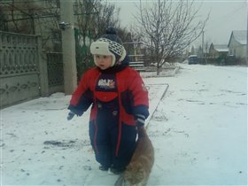 Богдаша с котиком Кесей осваивают снежные просторы:)
