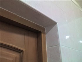 Таким образом отделаны дверные откосы в ванной и туалете