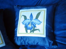 Подушка с орхидеей