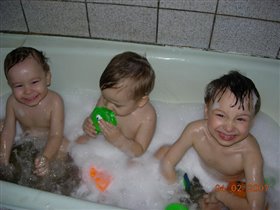 Трое в ванной, не считая мамы, облитой с ног до головы:)))