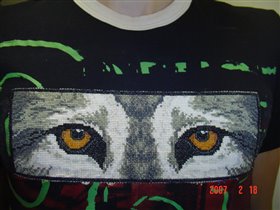 глаза волка на футболке