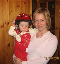 С мамой в очередном шлеме.